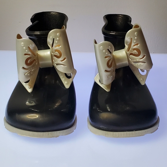 Mini Melissa Black Boots with Cream Bow - Picture 1 of 15
